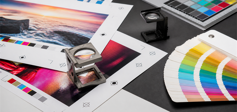 Prova de impressão com escala CMYK, lupa e amostras de cores